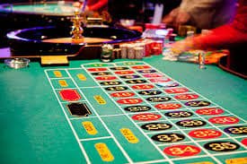 hoye555 app interface showing football market and live casino tables on mobile device